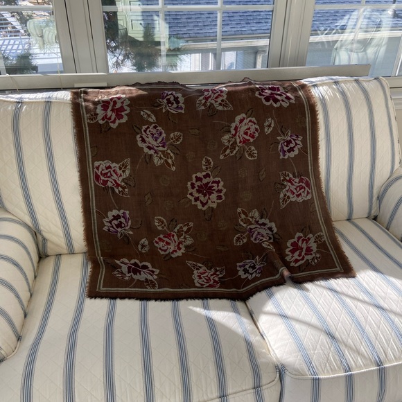 Wool brown & Burgundy floral Scarf - Picture 8 of 8